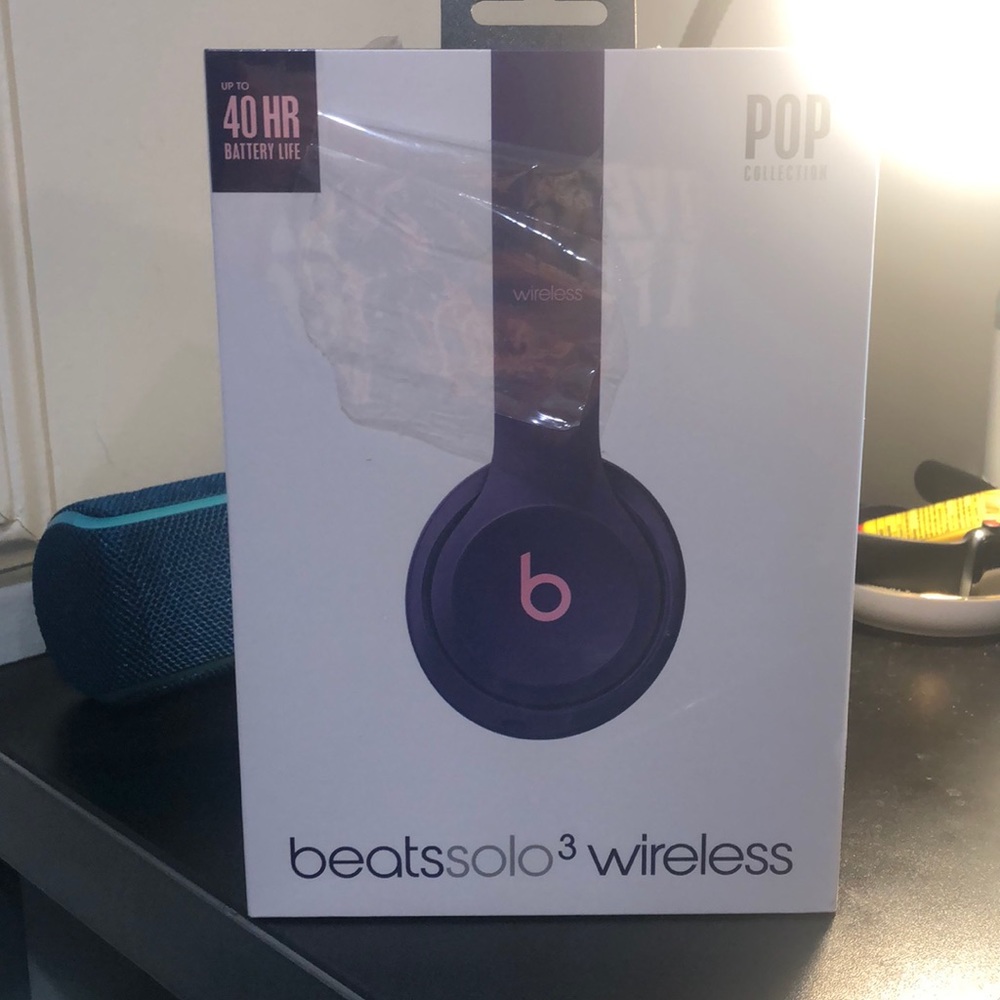 BRAND NEW STILL IN BOX: Beats solo 3 wireless